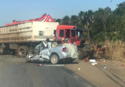 Colisão entre carro e duas carretas deixa três feridos gravemente na BR-163