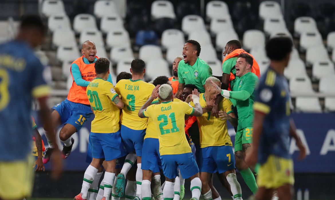 Copa América: Brasil vence Colômbia no fim em duelo com gol polêmico