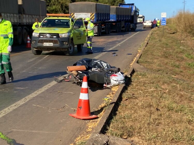 Moto bate de frente com carreta na BR 163, vítima veio a óbito