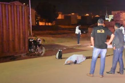 Motociclista bate em contêiner após sair do trabalho e  acaba morrendo