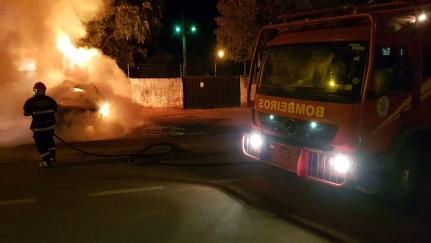 Criminosos ateiam fogo em S10 da PJC na porta de delegacia; GCCO no local