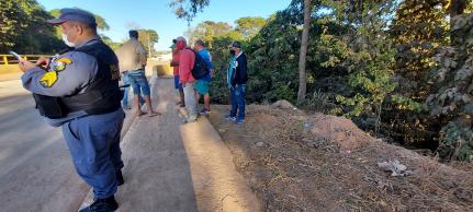 Com sinais de espancamento, homem é achado morto em ponte