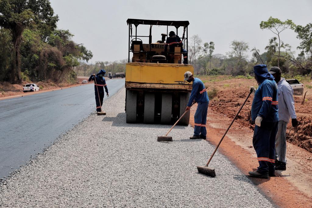 Governador vistoria obras de infraestrutura e entrega cestas básicas em Porto dos Gaúchos e Tabaporã