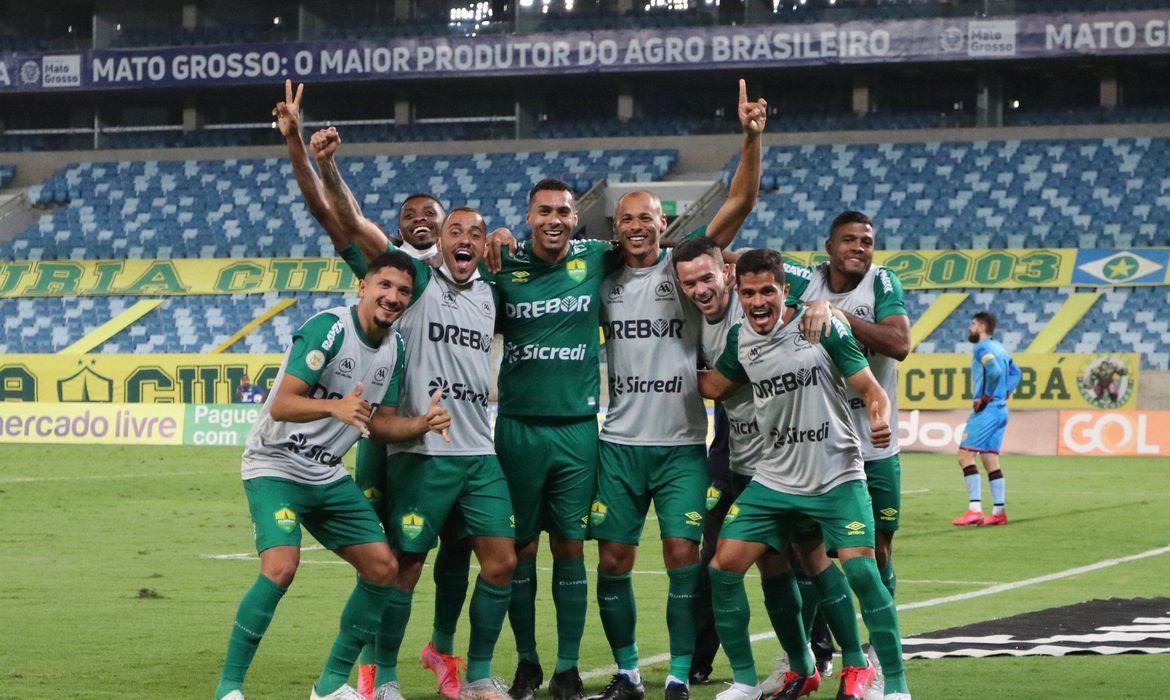 Cuiabá vence Atlético-GO e sai do Z4 do Brasileirão