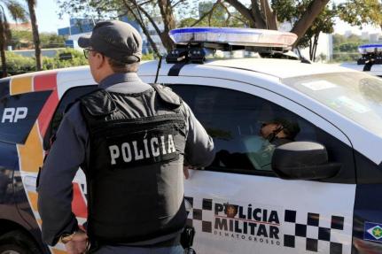 Homem leva facada  durante briga