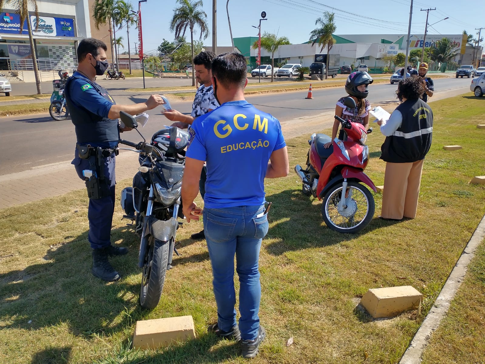 Trânsito realiza blitz educativa para conscientização de motociclistas