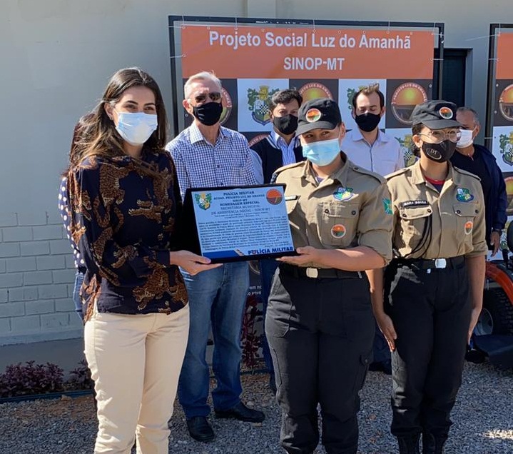 Secretária é homenageada pelo projeto Luz do Amanhã