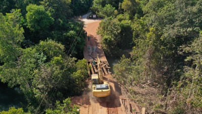 Prefeitura de Sinop faz troca de madeira em ponte do Rio Caiabi