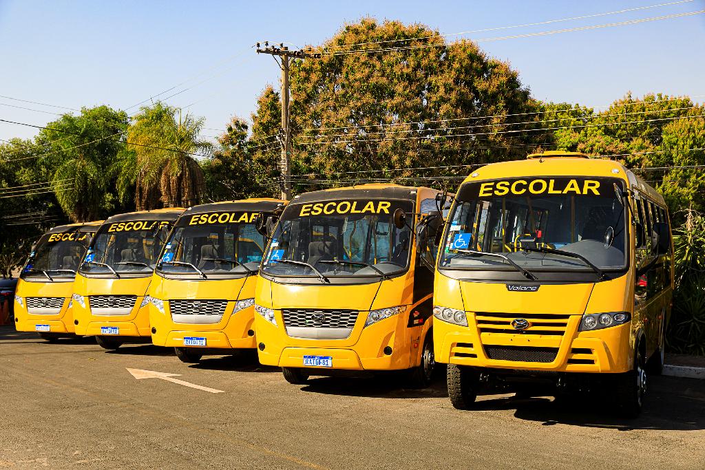 Governador Mauro Mendes entrega nova frota de ônibus escolares para cinco municípios