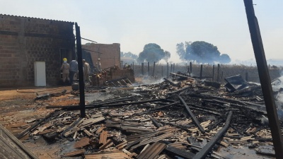 Duas casas pegaram fogo após incêndio em lavoura