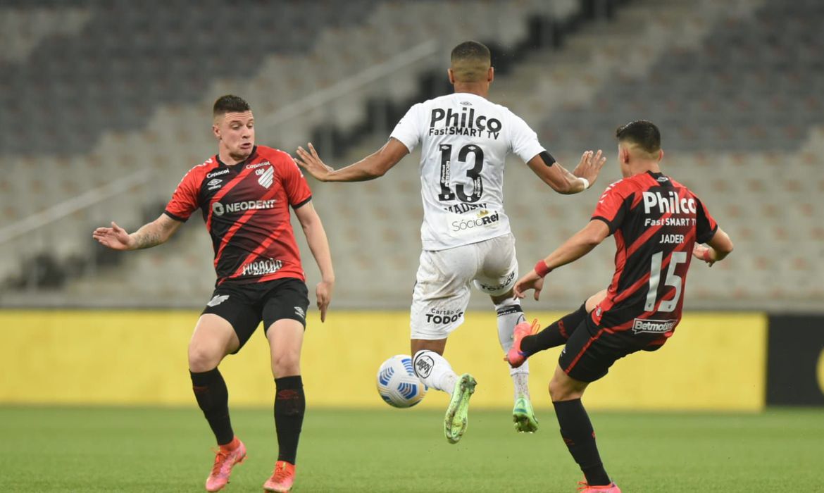 Athletico-PR sai na frente do Santos nas quartas da Copa do Brasil