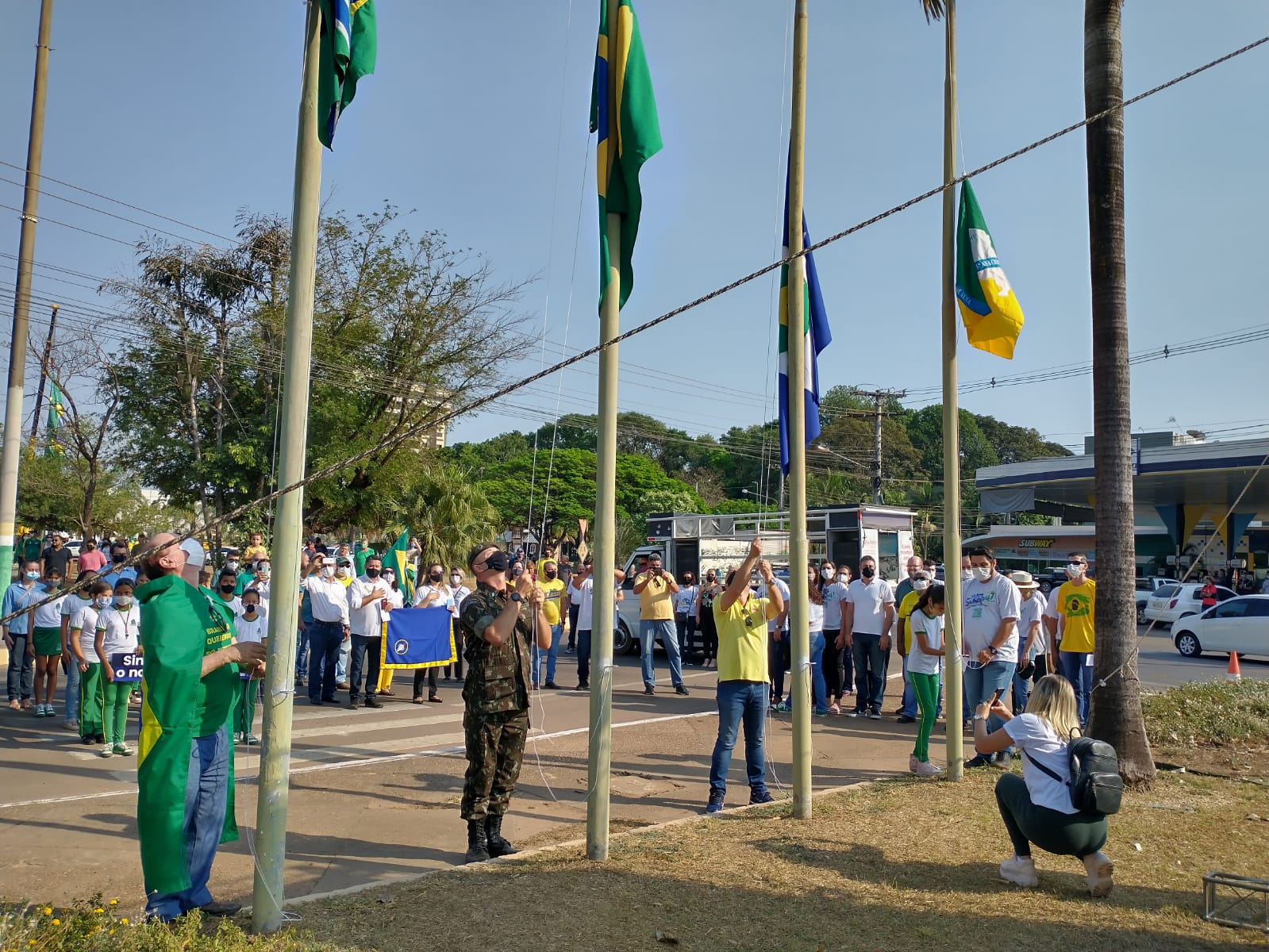 Fanfarra, cavalaria e levante das bandeiras marcaram o início da semana cívica em Sinop