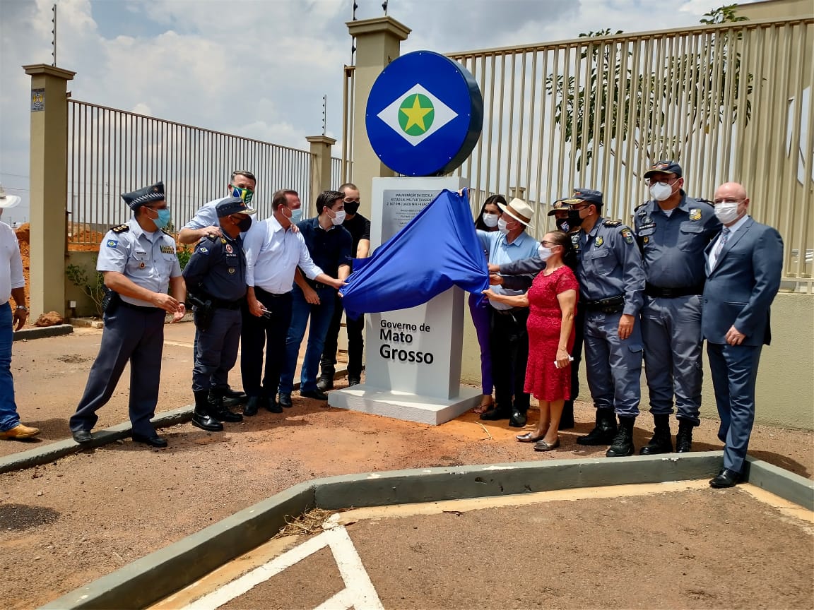 Prefeito e autoridades inauguram escola militar em Sinop