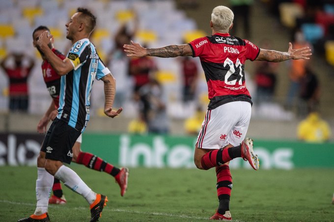 Flamengo vence o Grêmio em jogo com torcida no Maracanã e vai enfrentar o Athletico na semifinal