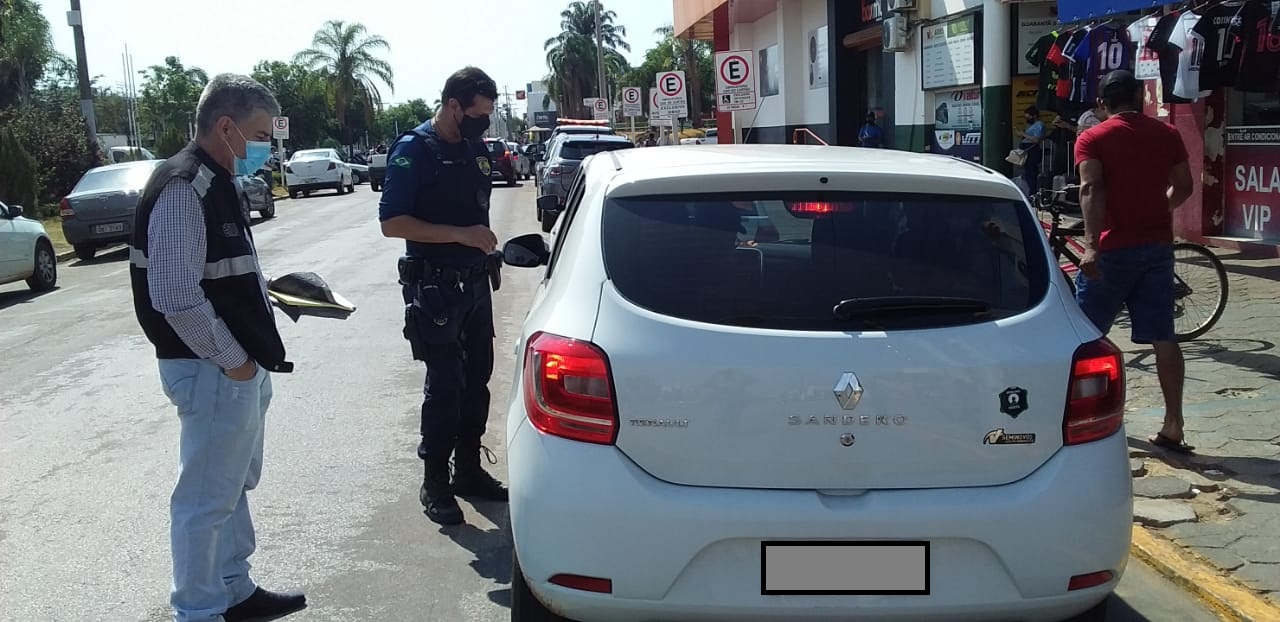 Guarda Civil orienta motoristas de aplicativo sobre regularização do serviço