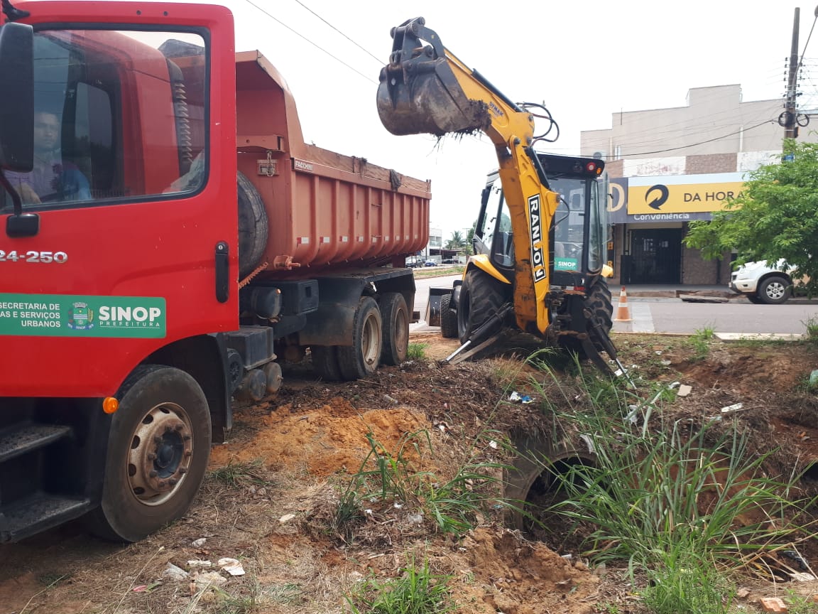 Prefeitura mantém várias frentes de limpeza para melhorar o escoamento da água da chuva