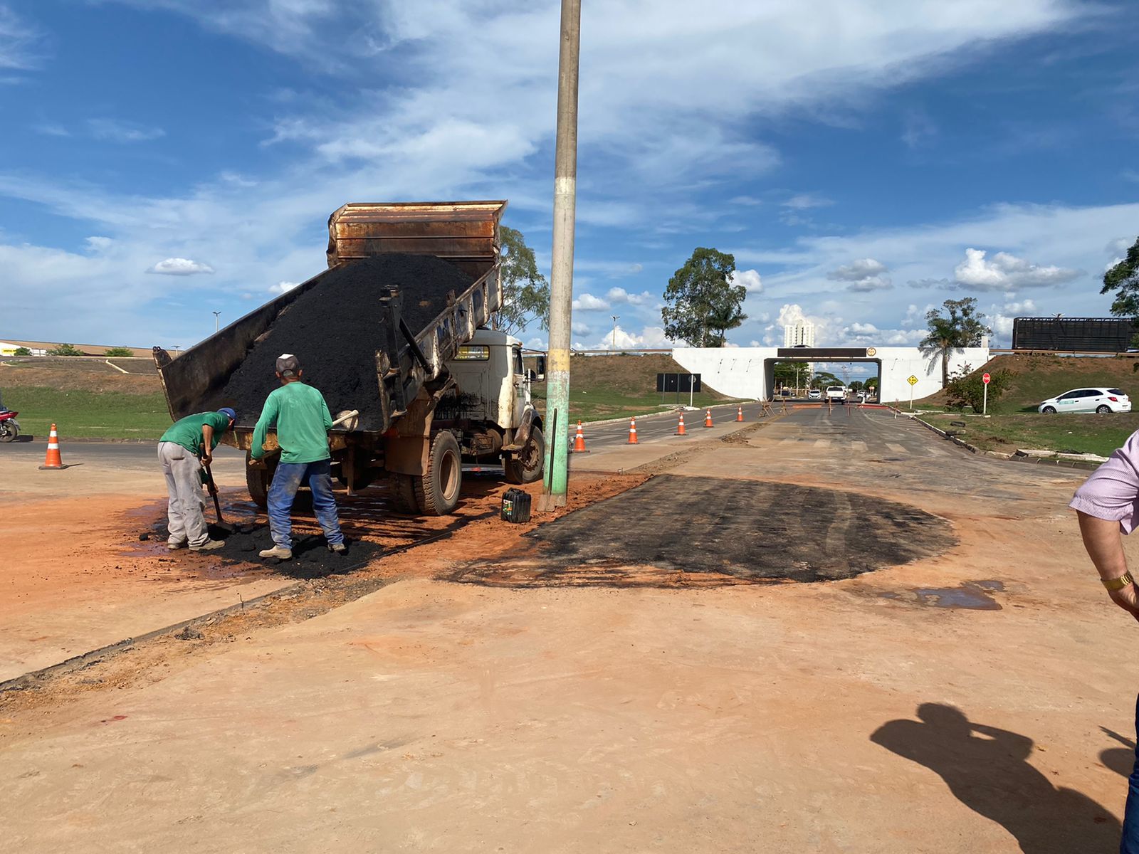 Prefeitura realiza adequação viária no viaduto central de Sinop