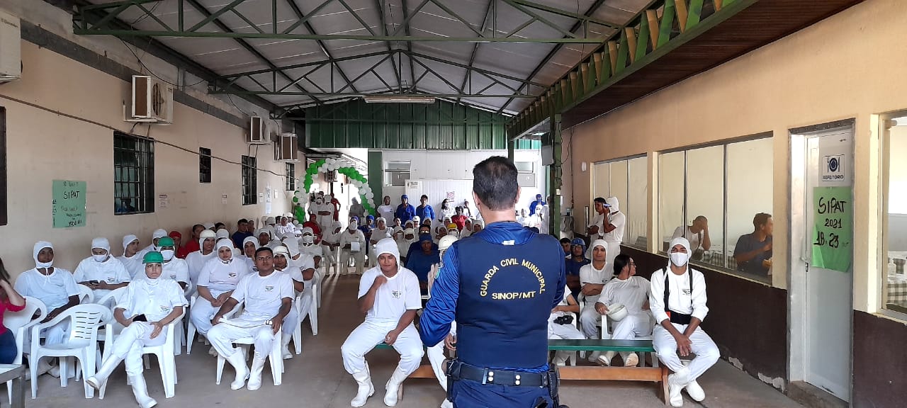 Secretaria ministra palestra para 160 pessoas sobre educação no trânsito