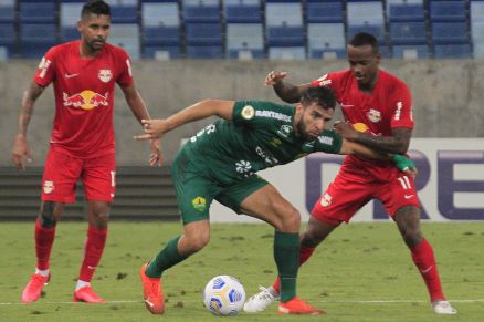 Goleiro Walter brilha e Cuiabá vence o Bragantino com gol no final