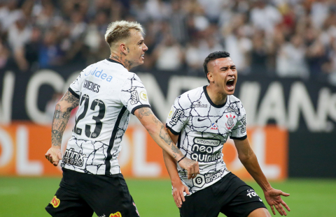 Corinthians marca no fim, vence o Fortaleza e se aproxima do G4