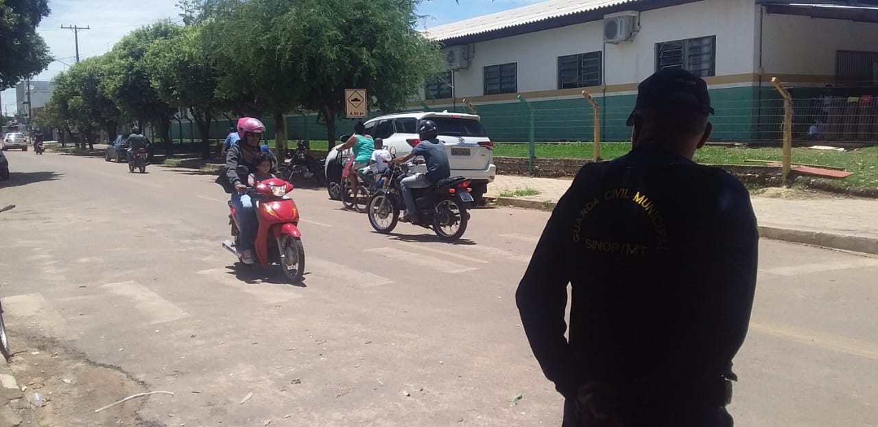 Secretaria orienta condutores de motos que transportar crianças sem capacete é infração gravíssima