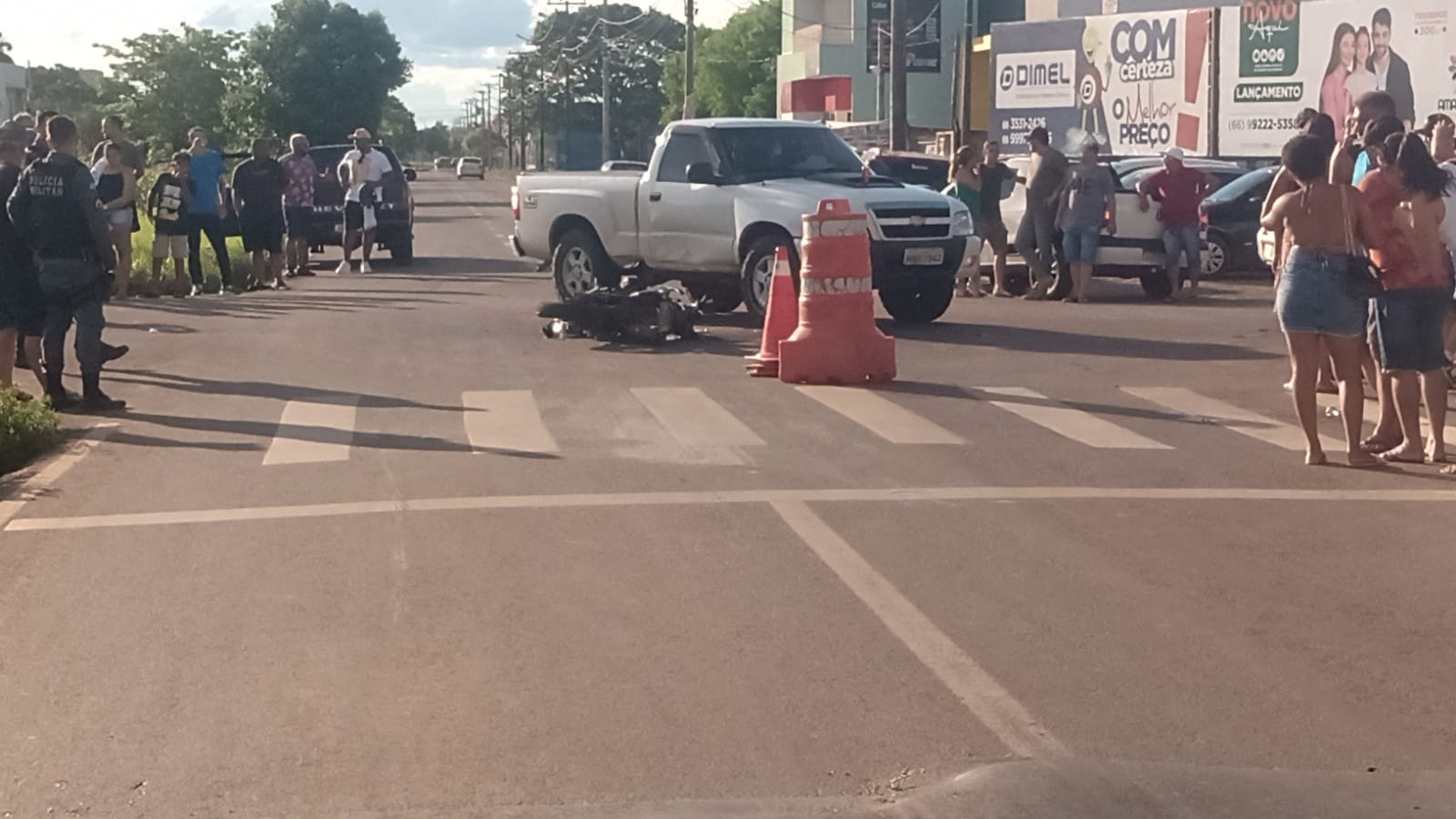 Motociclista bate a moto que pilotava em caminhonete em Sinop; jovem morre no hospital