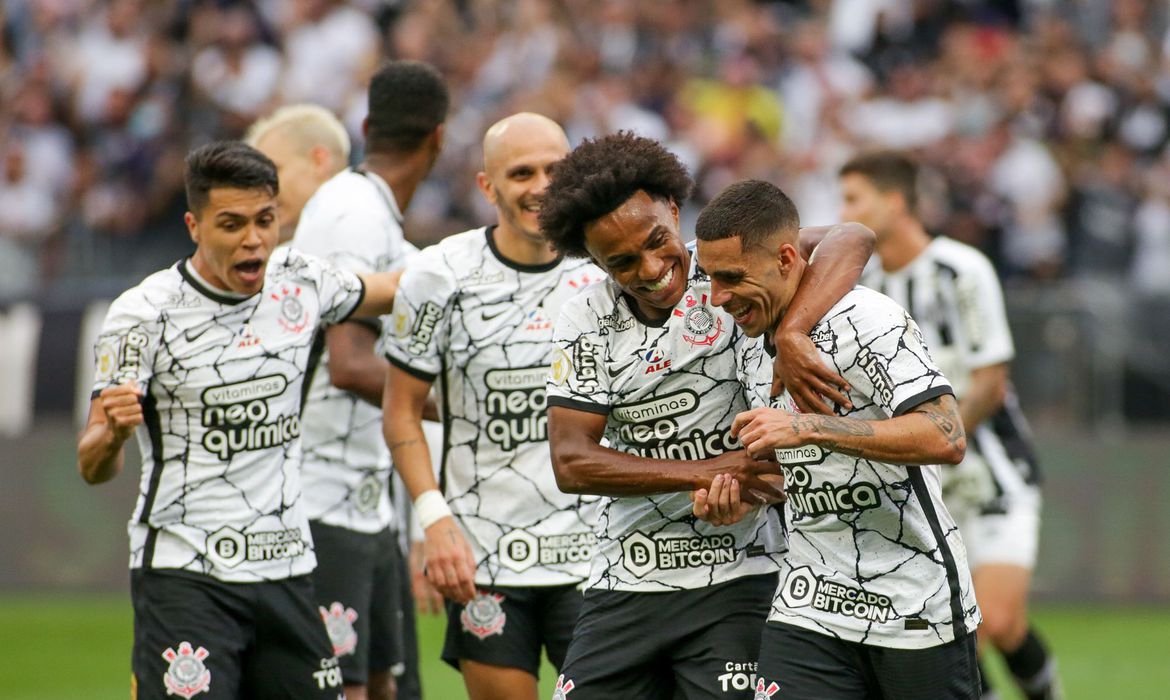 O Corinthians supera o Santos e entra no G4