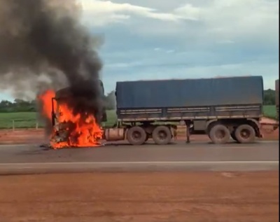 Carreta pega fogo e motorista sai ileso na BR-163