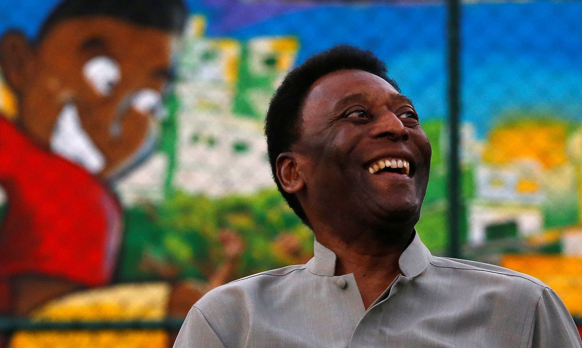 Pelé é internado para continuar tratamento de tumor do cólon em SP