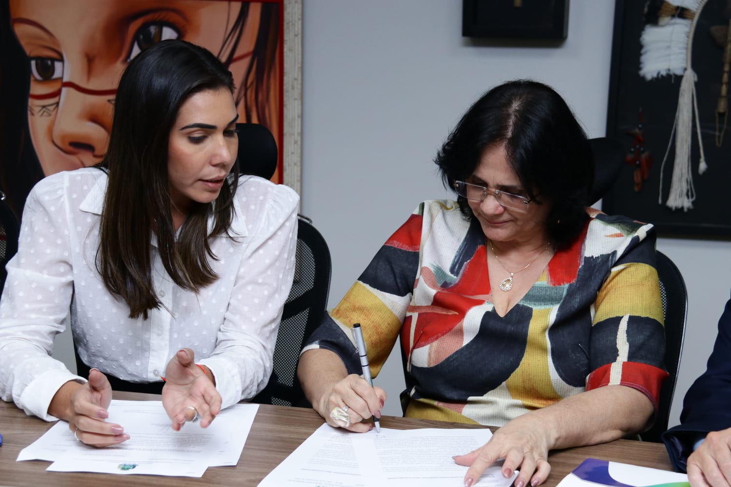 Scheila Pedroso firma parceria com Ministra Damares para implementação de projetos na Assistência Social