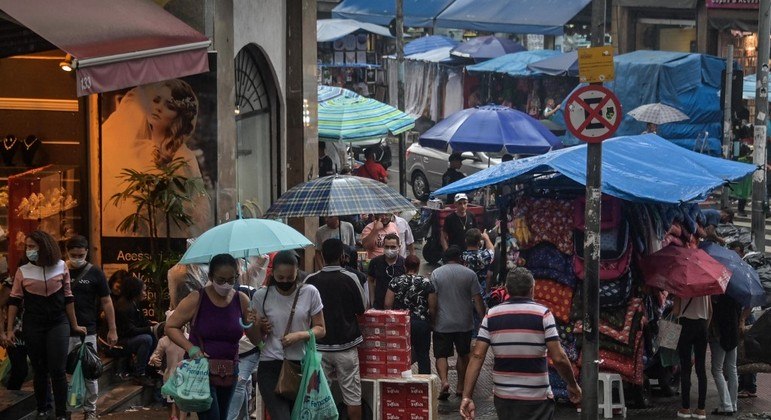 Brasil registra 44 mortes por Covid e 24.382 novos casos em 24 horas