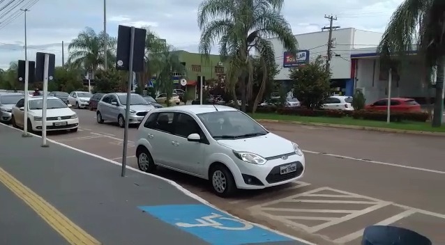 Idosos e pessoas com deficiência devem emitir cartão de estacionamento para ocupar vagas exclusivas