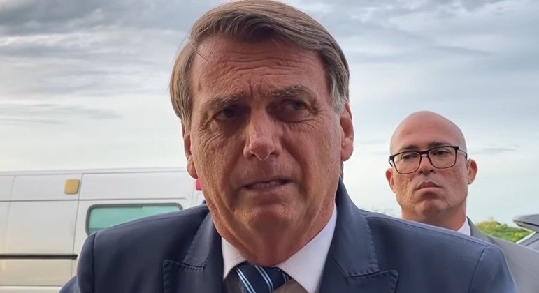 Bolsonaro diz que vai autorizar aumento de 33% para professores