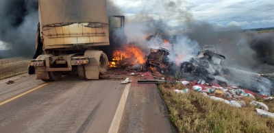 Sinop: Carretas pegam fogo em acidente na BR 163 e um dos condutores morreu queimado