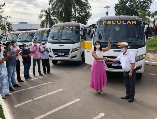 Prefeito entrega 10 ônibus novos para rede municipal de educação