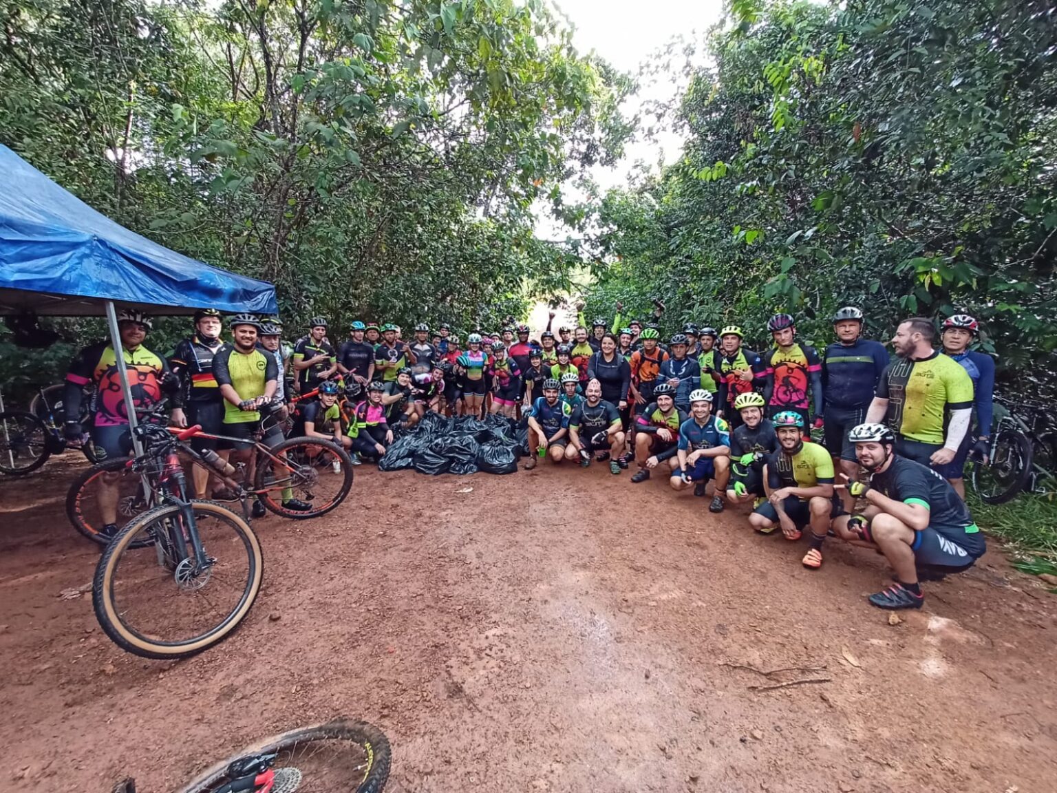 Grupo De Ciclistas Faz Limpeza Em Ponto Turistico De Sinop