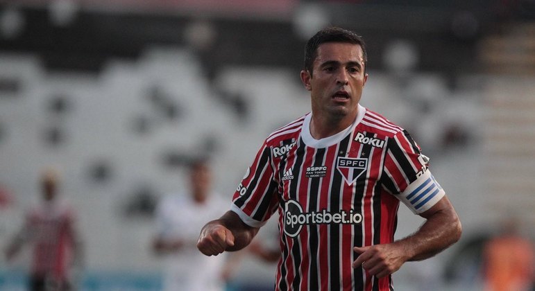 Titular contra a Ponte Preta, Éder ganha espaço no São Paulo