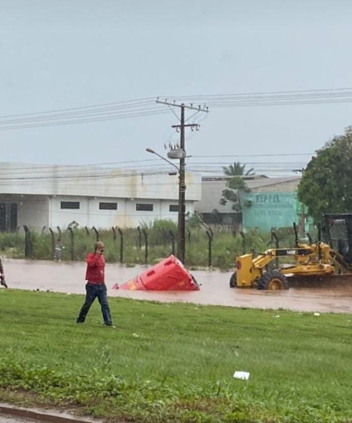 SINOP: Centro comercial da 4ª maior cidade de MT fica embaixo d água