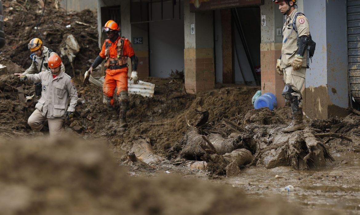 Bombeiros atualizam número de mortos em Petrópolis para 176