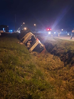 Motorista perde controle da direção de carreta e cai em valeta