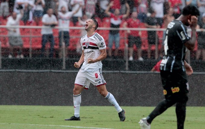 A estreia foi de Vitor Pereira no Corinthians. Mas a festa, justa, tática, foi do São Paulo