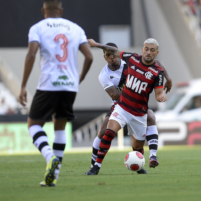 Flamengo vence o Vasco no Clássico dos Milhões pelo Cariocão