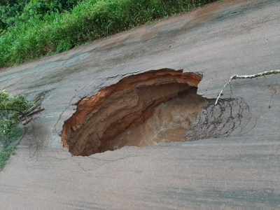 Motoristas alertam de cratera na pista da MT 423 entre Sinop e Claudia