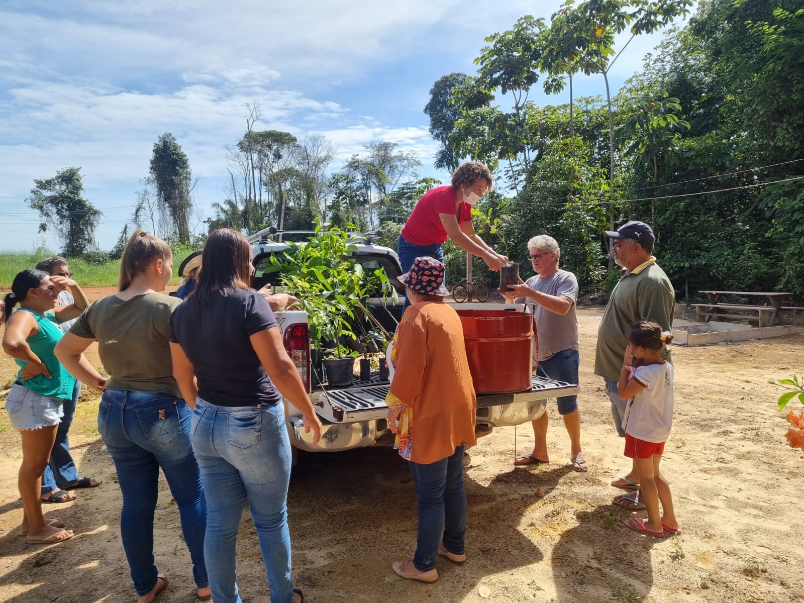 Meio Ambiente faz palestra e oficina de plantio de árvores em comunidade rural