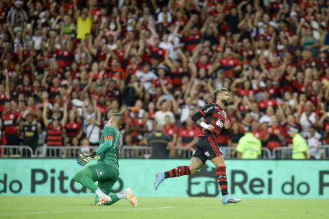 Na reabertura do Maracanã, Fla faz 6 no Bangu e embala para semifinais