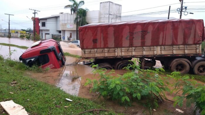 SINOP: Carreta Cai Em Valetão, Apesar Do Susto Apenas Danos Materiais