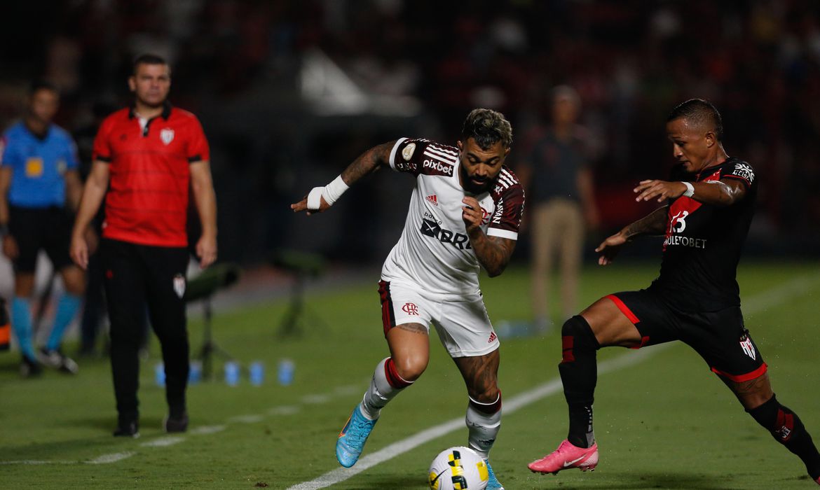 Atlético-GO e Flamengo empatam em jogo com emoção até o fim