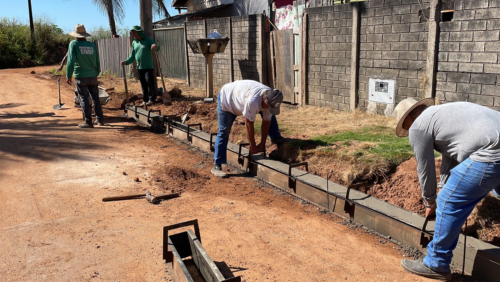 Prefeitura realiza força tarefa e revitaliza ruas do bairro Menino Jesus