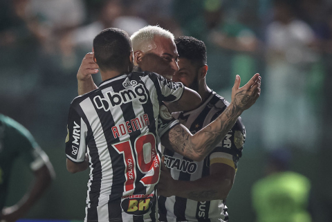 Atlético-MG fica duas vezes na frente, mas tropeça ao ceder o empate ao Goiás