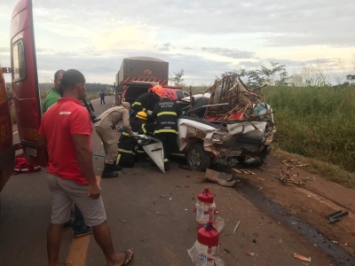 Motorista é socorrido após colidir carro na traseira de caminhão na BR-163 em Sinop